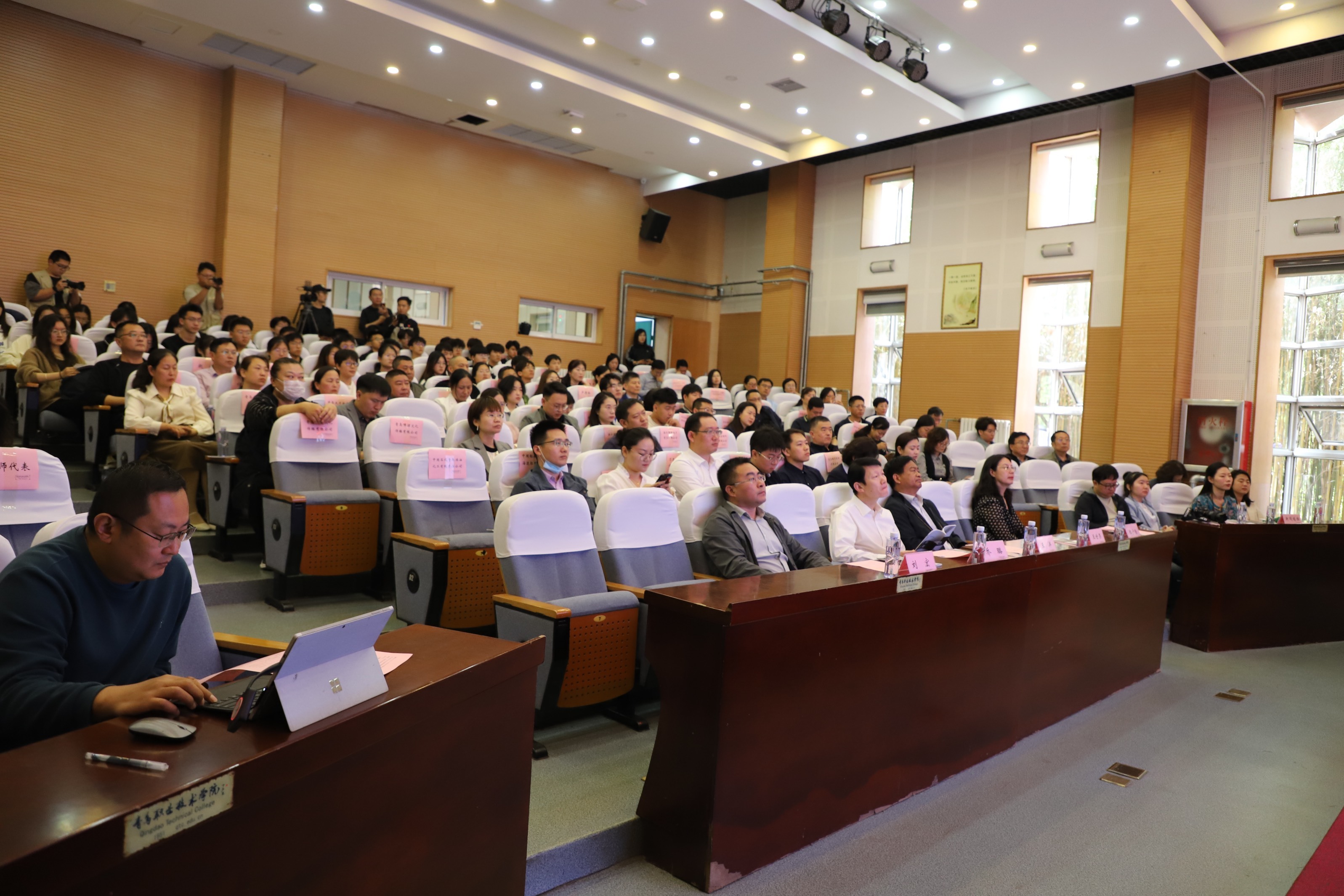 维多利亚vic003举办《高等职业教育质量年度报告(2023)》发布会 维多利亚vic003举办《高等职业教育质量年度报告(2023)》发布会