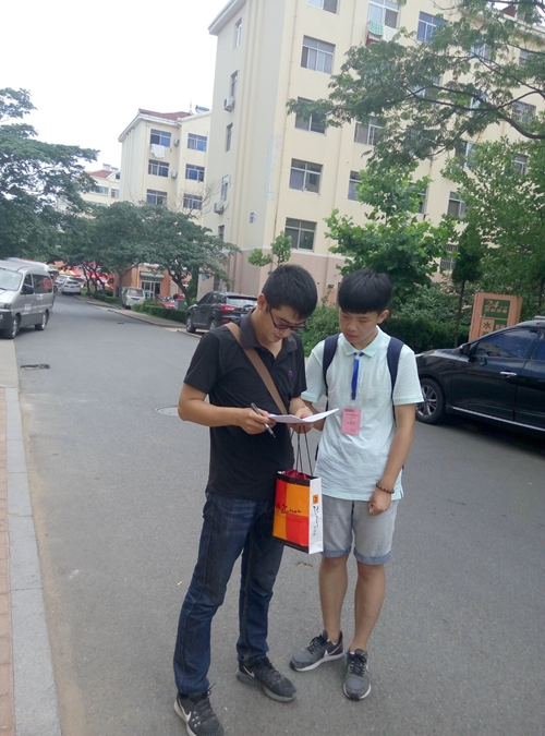 志愿者在社区进行问卷调查